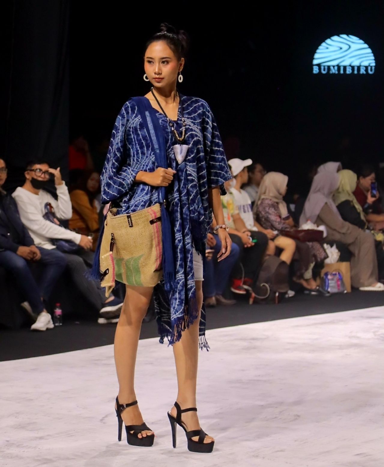 FOTO: Bumi Biru dan Goresan Indigo di Surabaya Fashion Parade 2023