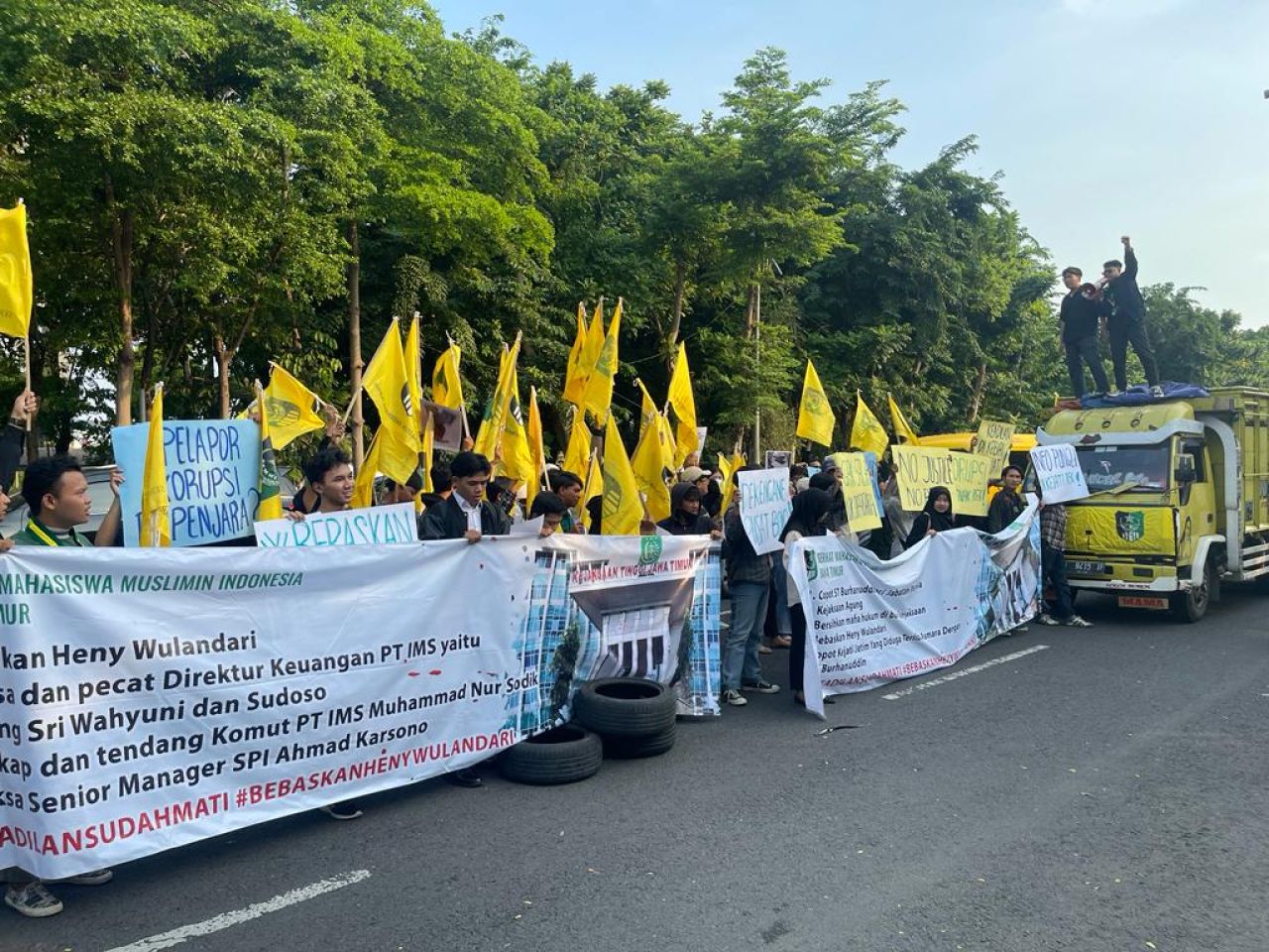 Ratusan Mahasiswa Demo di Kejati Jatim, Bakar Ban hingga Bentangkan Kritik Keadilan