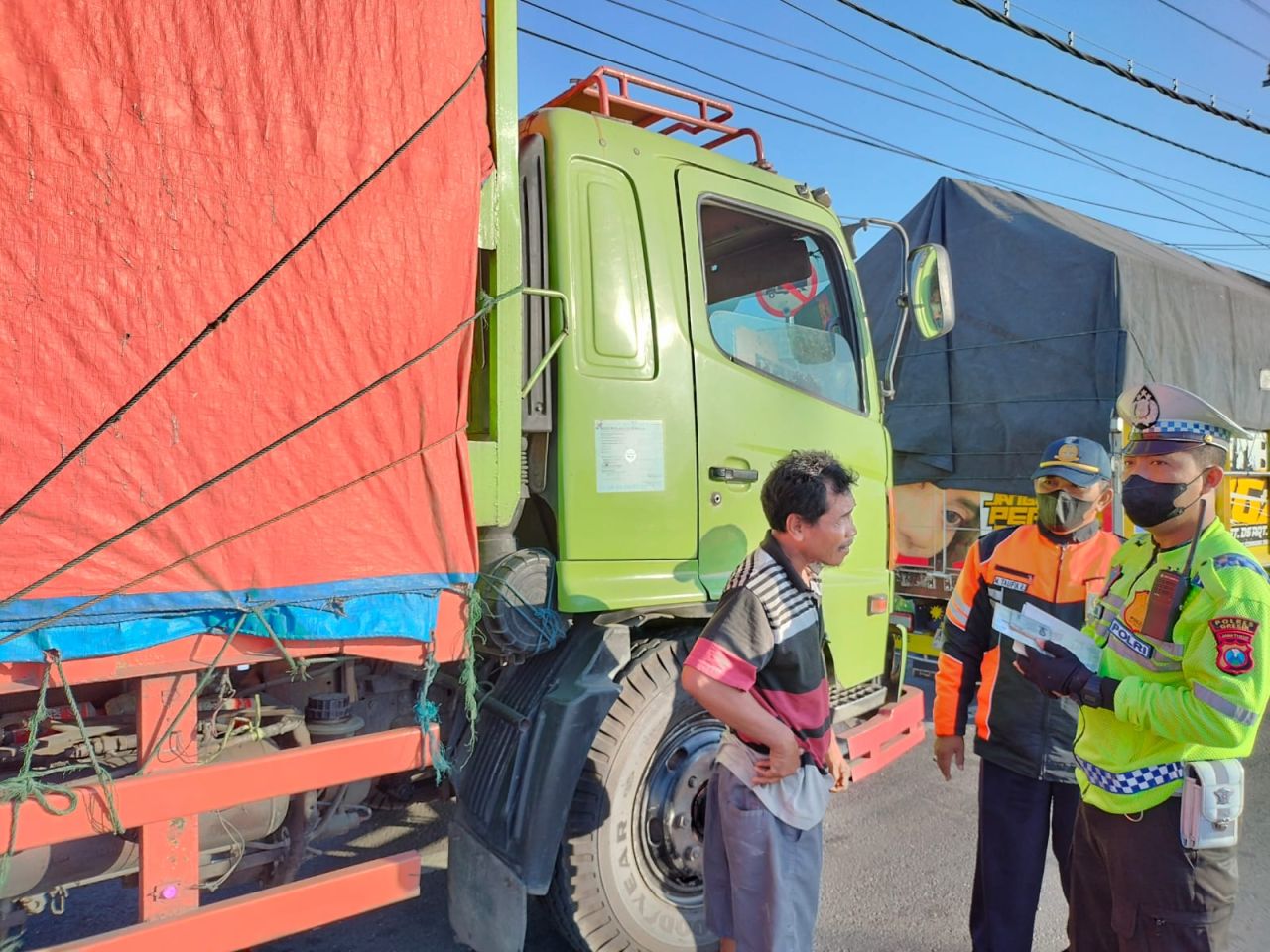 Langgar Jam Operasional, Puluhan Truk di Gresik Ditertibkan Petugas Gabungan